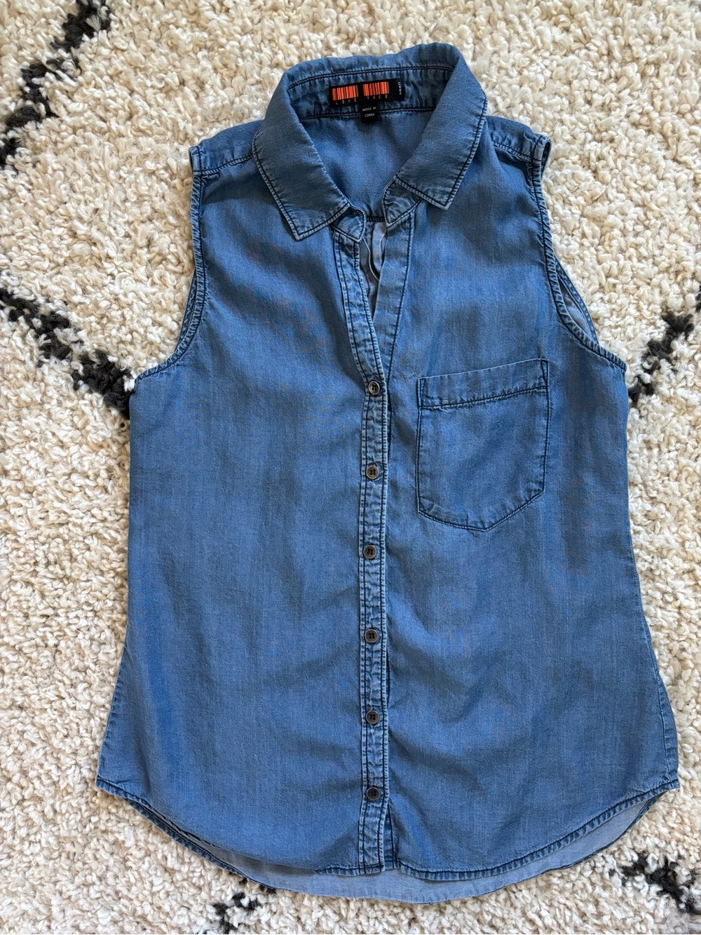 Love Tree Sleeveless Chambray Button-Down Shirt in Blue